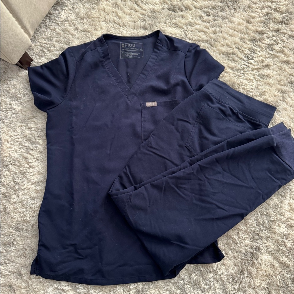 Navy Blue FIGS SET  
Catarina top XS
Joggers bottoms (S)
